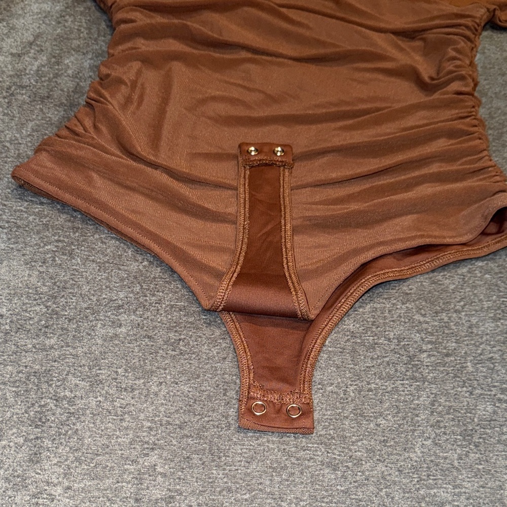 PINKM STYLE- NWOT Women’s Brown Short Sleeve Ruched bodysuit Size Medium - Picture 10 of 12